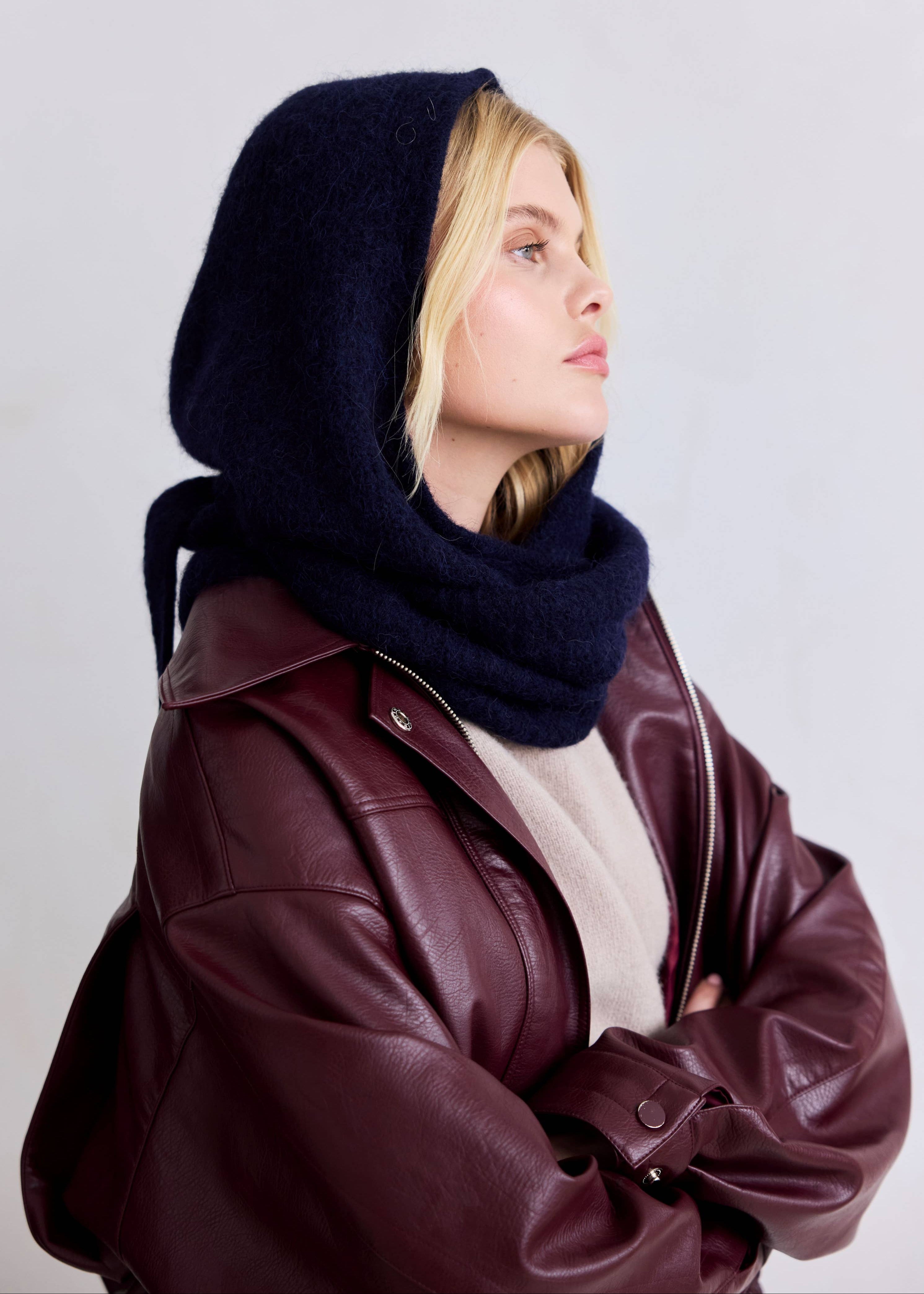 ARCTIC FOX & CO. - L'écharpe à capuche Alpaca - Bleu marine profond - AW25 ARCTIC FOX & CO.