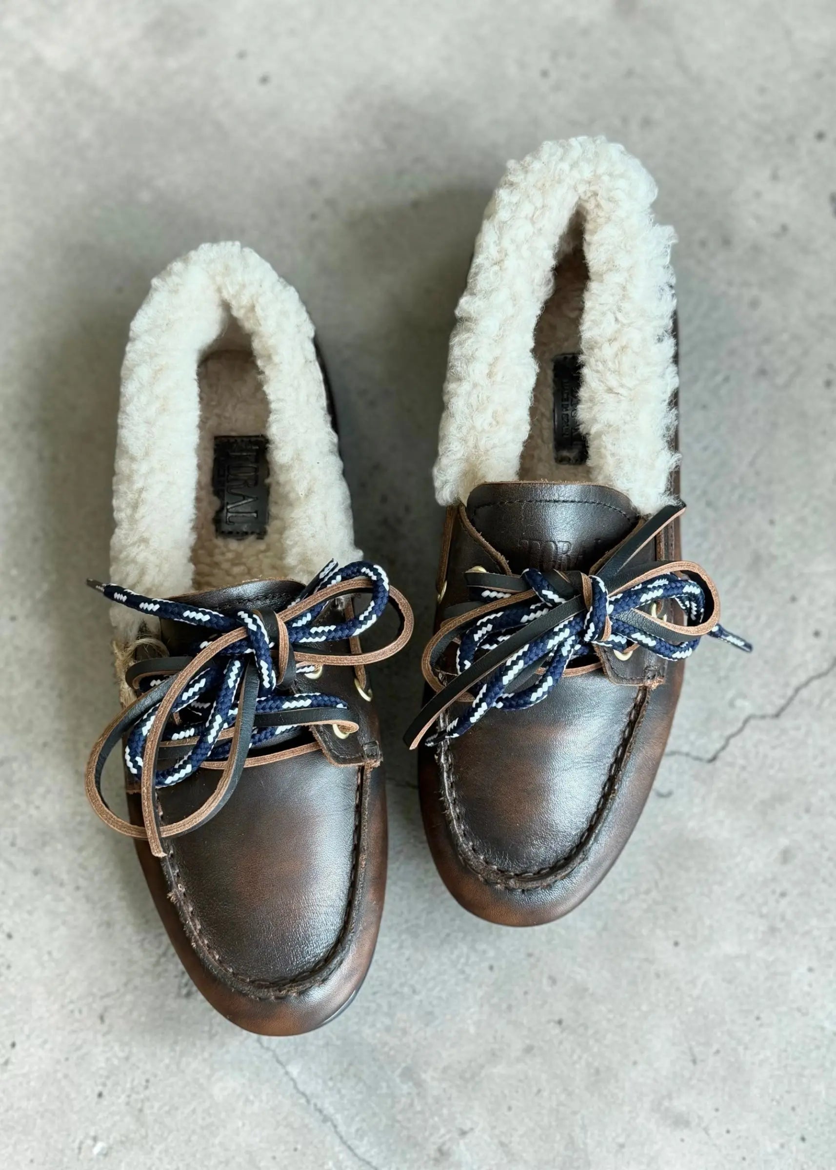 Mocassins Toral Nahua cuir marron fourrés avec doublure en fourrure et lacets stylés.