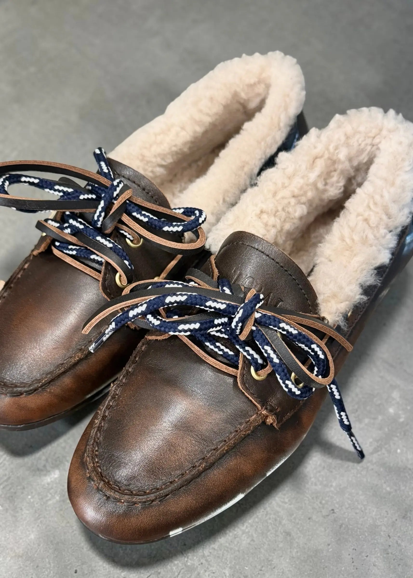 Mocassins Toral Nahua cuir marron fourrés avec doublure en fourrure et lacets en cuir.